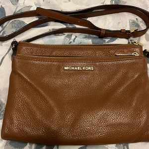Michael kors sectional cross body| Good condition| credit cards pockets!